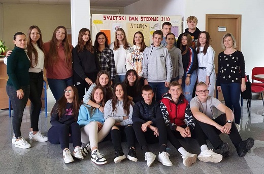 Uenici s nastavnicama u holu kole